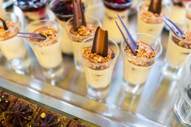 Güzel yemek Ziyafet tablo farklı yemek aperatifler ile dekore edilmiş 