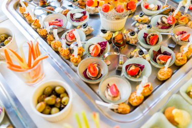 Güzel yemek Ziyafet tablo farklı yemek aperatifler ile dekore edilmiş 