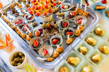 Güzel yemek Ziyafet tablo farklı yemek aperatifler ile dekore edilmiş 