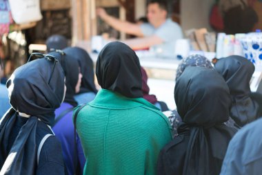 Sokakta İslami eşarp takan kadınlar