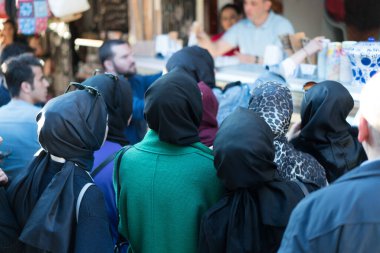 Sokakta İslami eşarp takan kadınlar