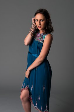 Mavi deniz mavisi esmer