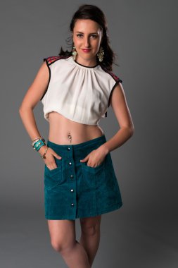 Esmer beyaz ve deniz mavisi