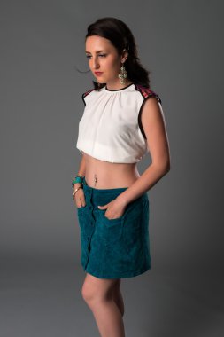 Esmer beyaz ve deniz mavisi