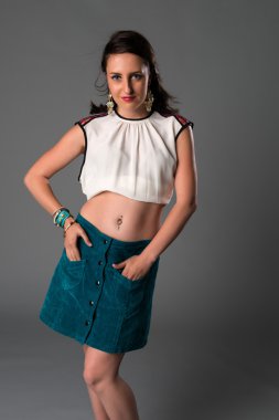 Esmer beyaz ve deniz mavisi