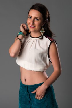 Esmer beyaz ve deniz mavisi