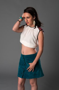 Esmer beyaz ve deniz mavisi