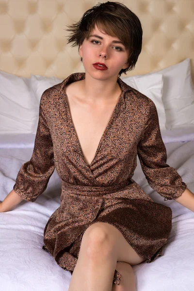 Brunetka brązowy sukienka — Zdjęcie stockowe