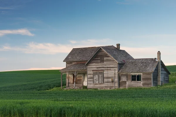 Casa abandonada ao entardecer — Fotografia de Stock