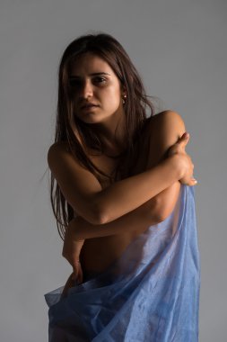 Sarılmış mavi tül