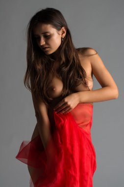 Sarılmış kırmızı tül