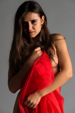 Sarılmış kırmızı tül