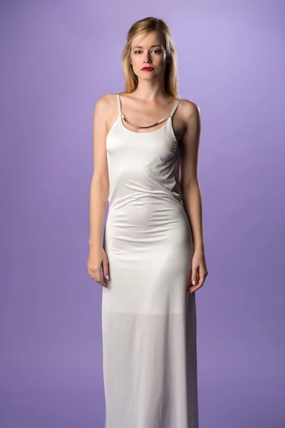 Длинное белое платье — стоковое фото