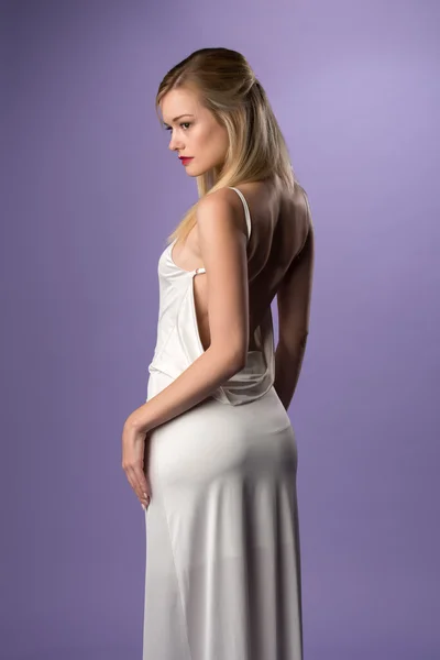 Dlouhé bílé šaty — Stock fotografie