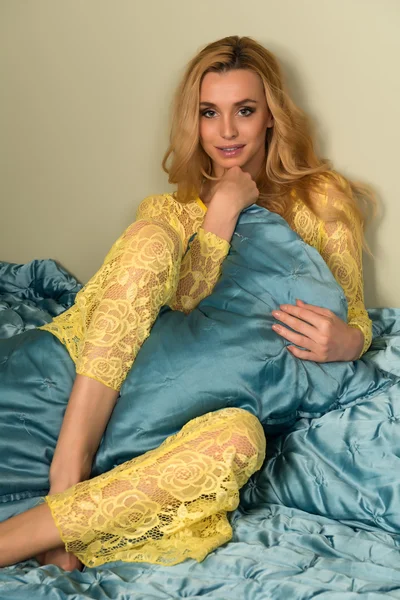Gele kant jurk — Stockfoto