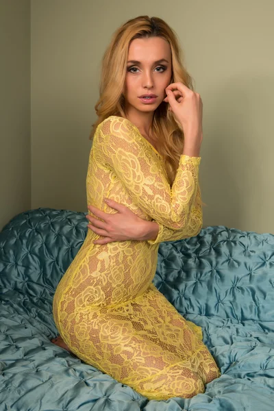 Žluté krajkové šaty — Stock fotografie
