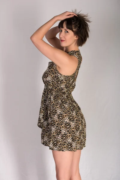 Kleid mit Leopardenmuster — Stockfoto