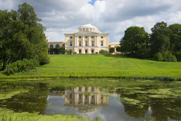 El hermoso palacio de verano — Foto de stock © KKulikov #318824534