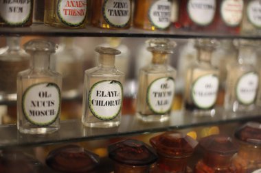 Eski eczanede ilaçlar ile raflar