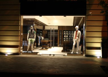 butik pencere ile giyinmiş mankenler