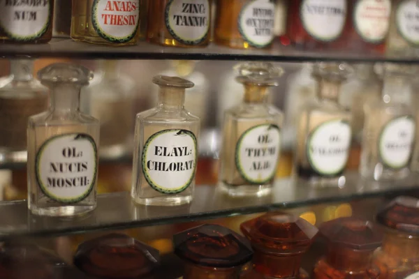 Eski eczanede ilaçlar ile raflar