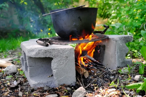 Topf am Feuer im Freien — Stockfoto