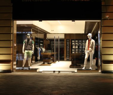 gece shopwindow erkek mankenler giyinmiş