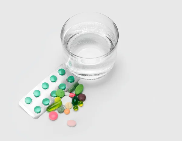 Glass of water and vitamins, pills and tablets — Stock Photo, Image