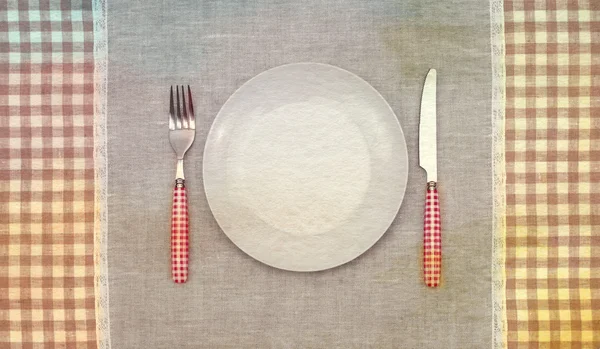 Empty plate with fork and knife.Vintage retro style. Paper textu — Stock Photo, Image
