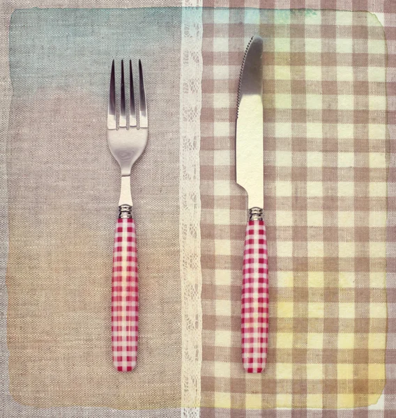 Vidlička a nůž na ubrousek. Vintage retro styl. papír texturou. — Stock fotografie