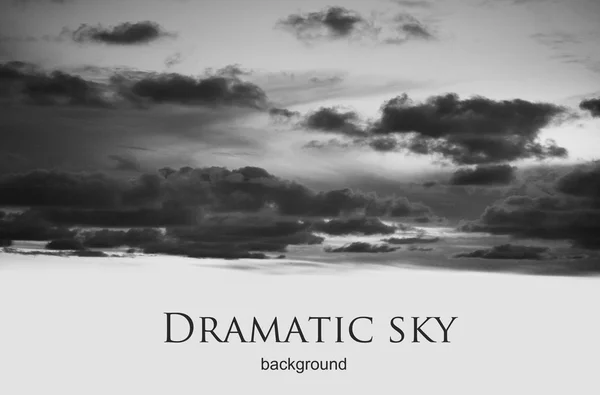 Céu noturno dramático preto e branco com nuvens — Fotografia de Stock