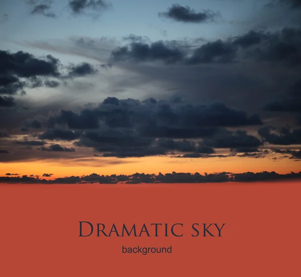 Ciel nocturne dramatique avec nuages — Photo