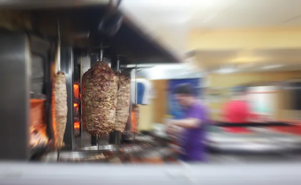 Turecki doner kebab w restauracji. Rozmycie ruchu wnętrza. — Zdjęcie stockowe