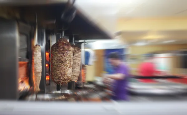 Türkischer Dönerspieß im Restaurant. Bewegungsinterieur verschwimmen. — Stockfoto