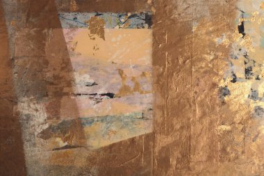 Parlak altın yapraklı yırtık kağıt parçaları kolajı. Sanat lekeli fırça darbesi duvar boyası. Soyut doku poster arkaplanı.