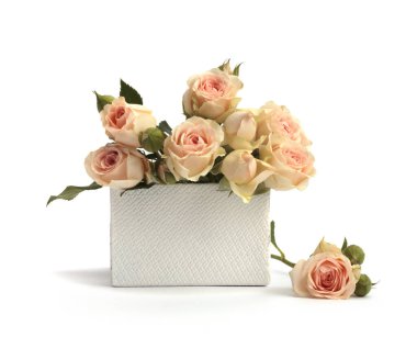 Beyaz arka planda bej kremalı gül çiçeği buketi olan hediye kutusu. Ürün sunumu sahnesi için en az boş kaide podyumu.