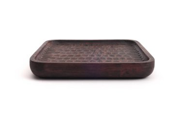 Beyaz arka planda boş ahşap kahverengi kütük platformu. En az boş ürün sunum sahnesi.