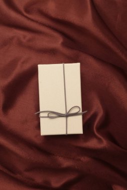 Kahverengi ipek kumaştan yapılmış hediye kutusu platformu. En az boş ürün sunum sahnesi.