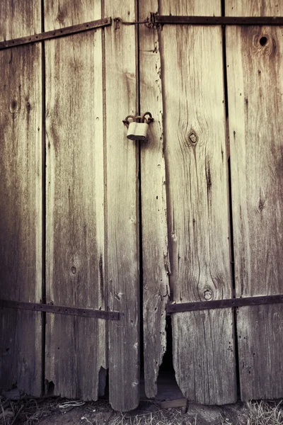 用挂锁的旧木材纹理背景。 — 图库照片