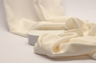 Beyaz bej kumaş dalga kumaş kumaş kumaş ipek podyumu soyut ışık ve gölge dokusu sanat arka planı.
