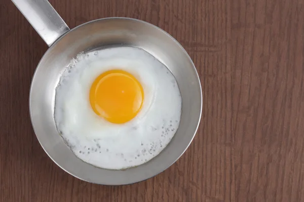 Stekta ägg på metall pan — Stockfoto