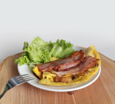 Pastırmalı yumurta omlet