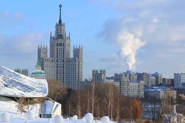 Widok Parku Zaryadye Moskiewskiego Wieżowca Kitay Gorod — Zdjęcie stockowe