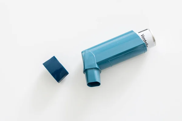 astım inhaler beyaz zemin üzerine