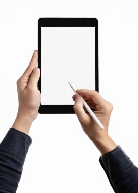 Elleri boş ekranlı bir tablet tutuyor. beyaz üzerine izole
