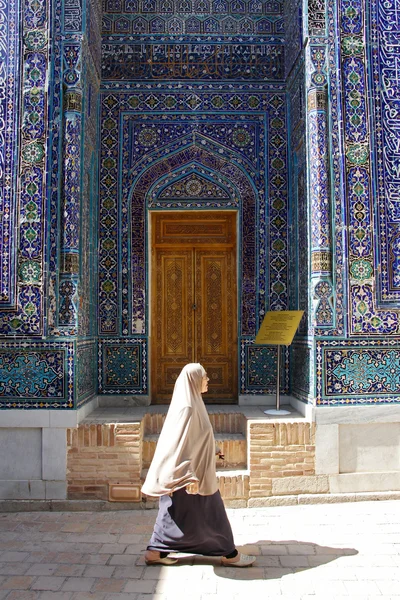 SAMARKAND, UZBEKISTAN - SEPTEMBER 23, 2015: A nun on the backgro — Stock Photo, Image