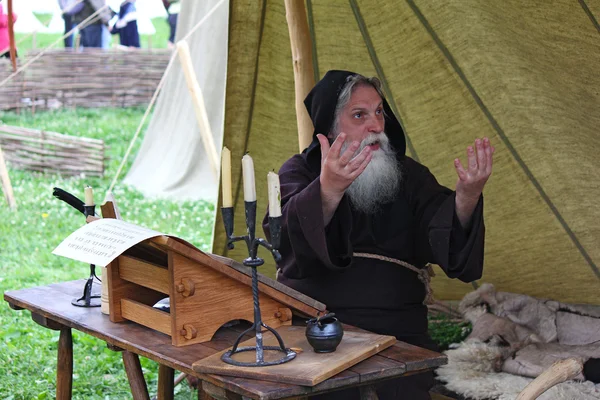 MOSCÚ, RUSIA - 22 DE JUNIO DE 2013: Escriba monje medieval en el escritorio —  Fotos de Stock