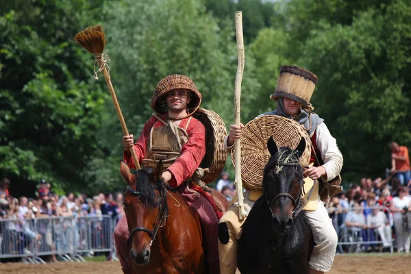 MOSCÚ, RUSIA - 23 de junio de 2013: Dos graciosos escuderos de un medieval —  Fotos de Stock