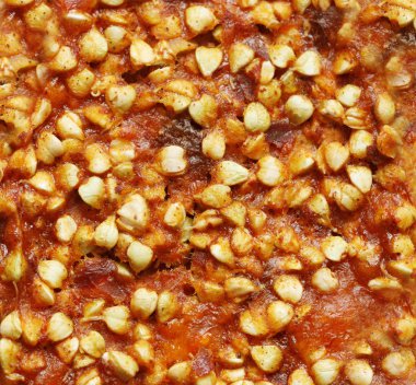 çiğ gıda buğday gevreği (filizlenmiş buğday, Kuru Kayısı, bal ve tarihleri oluşur), closeup (makro)