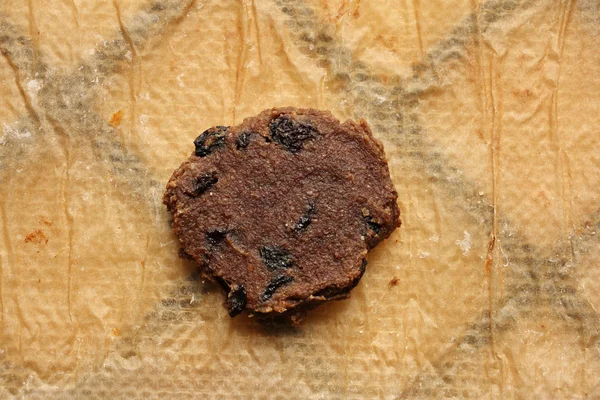 Biscuit Unique Lin Cru Avec Des Raisins Secs Sur Feuille — Photo